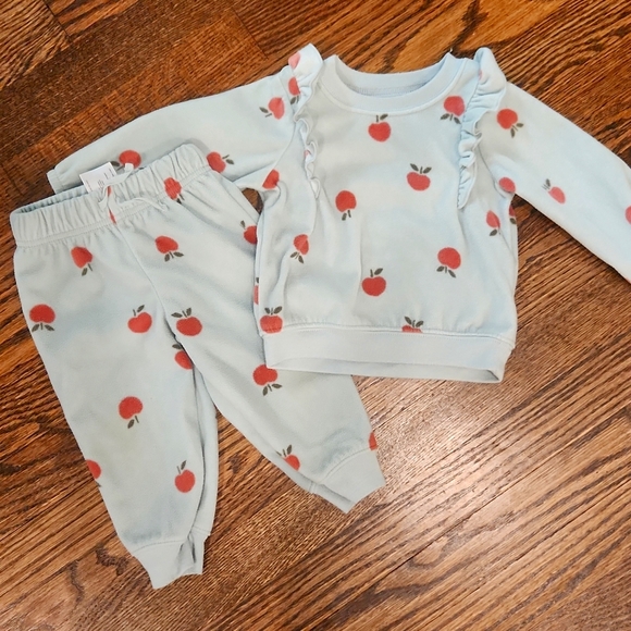 ๐5/25$ OR 7/30$ CARTERS Fleece Apple Outfit - Picture 1 of 3